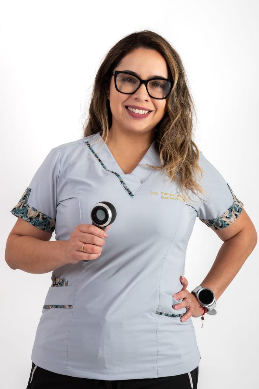 Dra. Pamela Mosquera, dermatóloga de Clínica Leben, con dermatoscopio